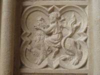 Lyon, Cathedrale St-Jean apres renovation, Portail, Plaque gravee, Homme (Hercule) etranglant un lion